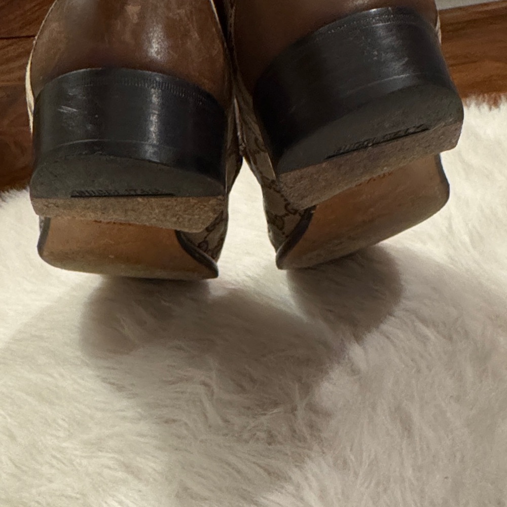 Gucci Men’s Tan Canvas Monogram Loafers w/ Gold Horsebit Size 10 1/2D pre-owned. - Picture 6 of 10